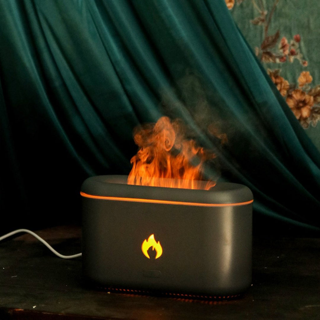 Diffuseur d'arômes effet flamme noir allumé dans une ambiance sombre